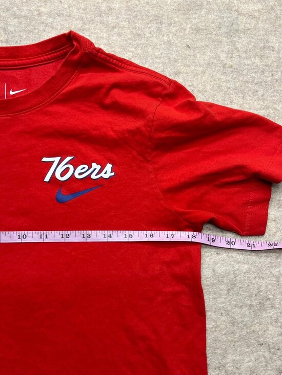 Nike Dri-Fit The Nike Tee Red Philadelphia 76ers Short Sleeve T-shirt Small - Picture 7 of 9